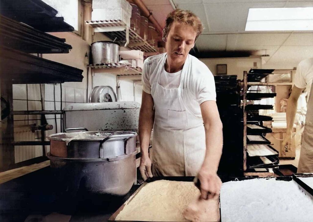 Foto van vroeger van Rein van der Werf aan het werk in de bakkerij