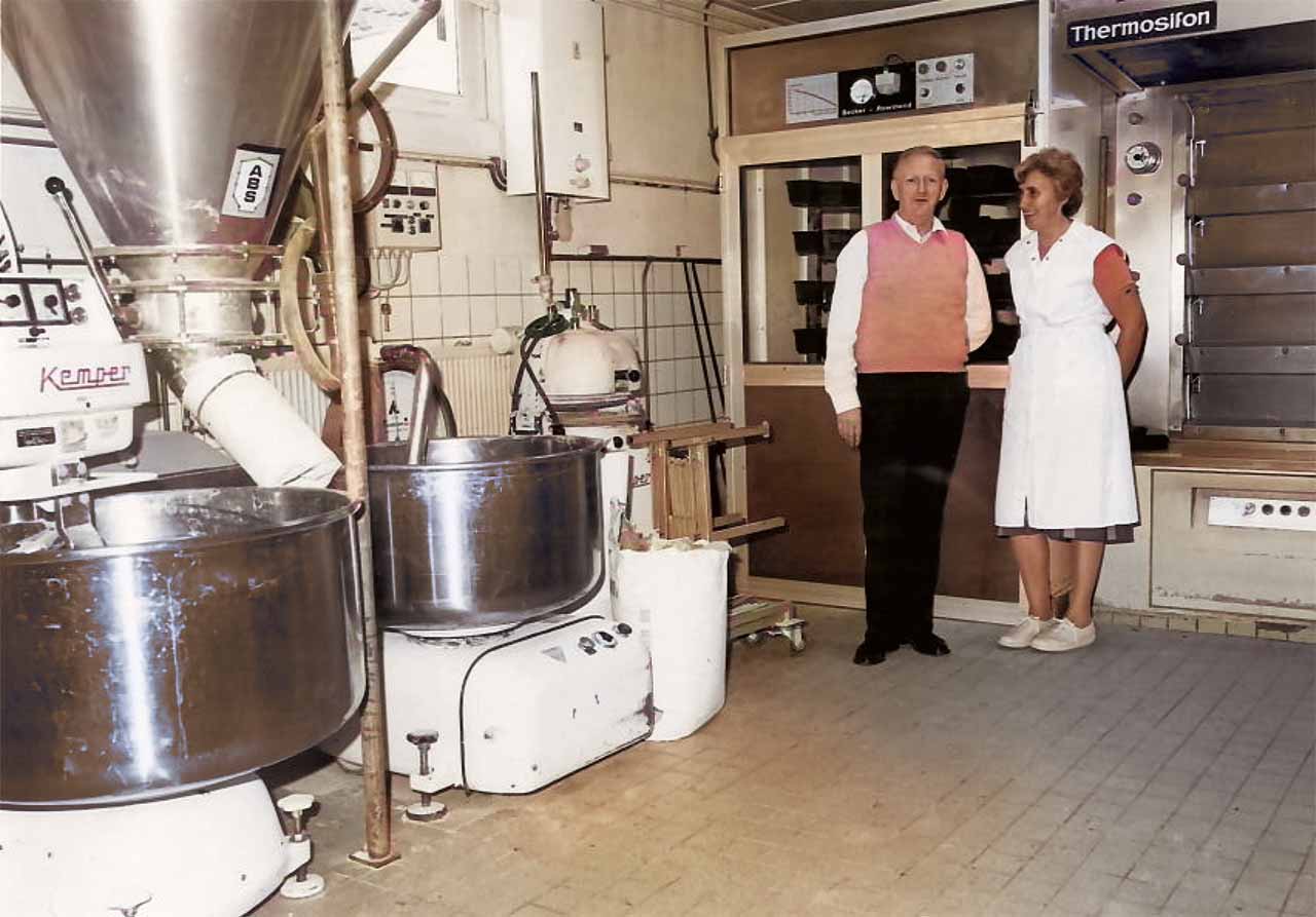 Foto van de bakkerij van vroeger met Ypie en Dora van der Werf