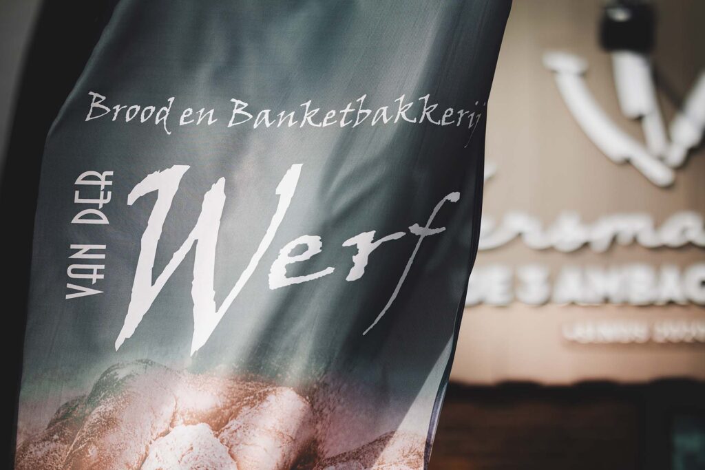 Close-up van een beach vlag van Bakkerij van der Werf