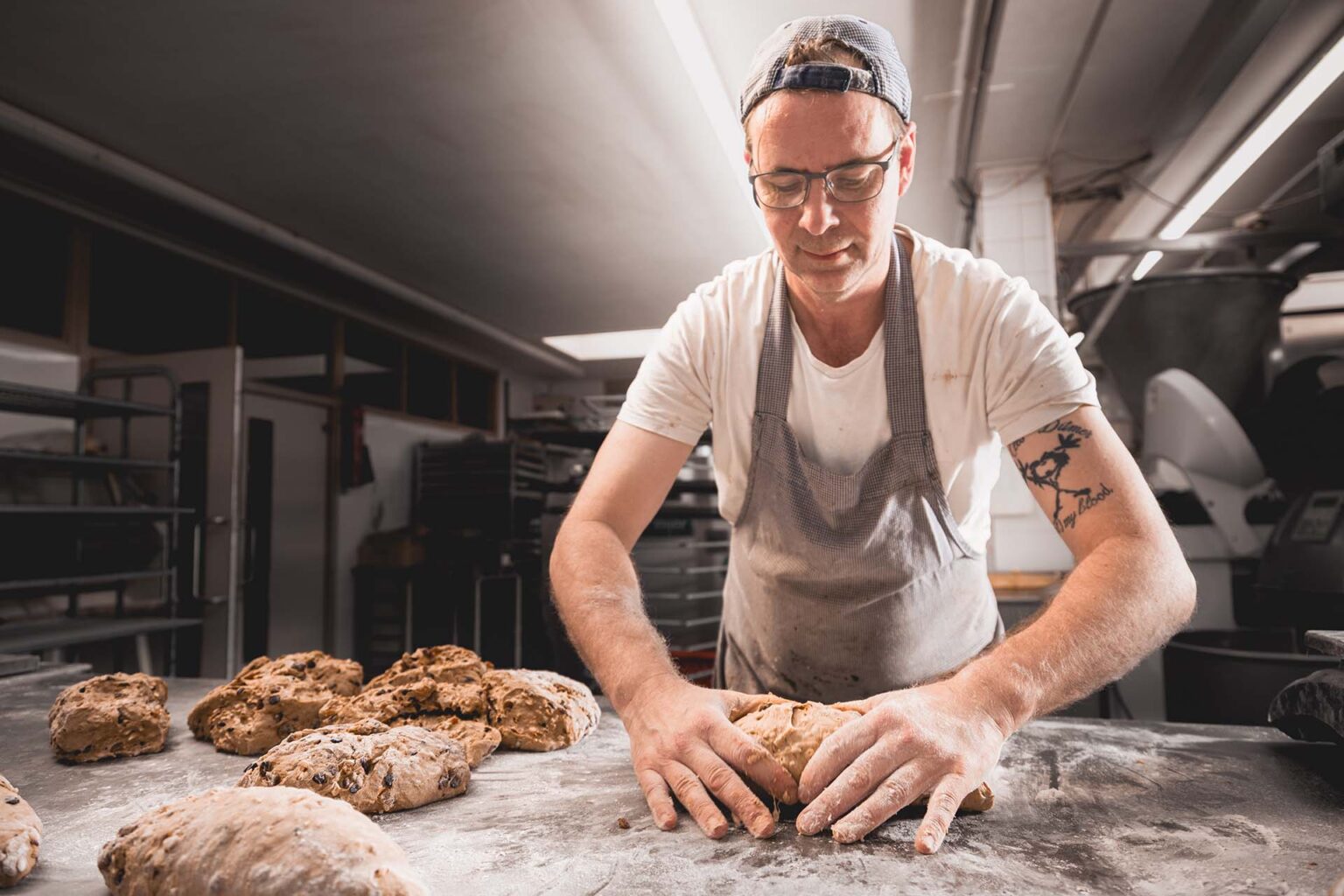 Bakker Frank is brooddeeg aan het kneden