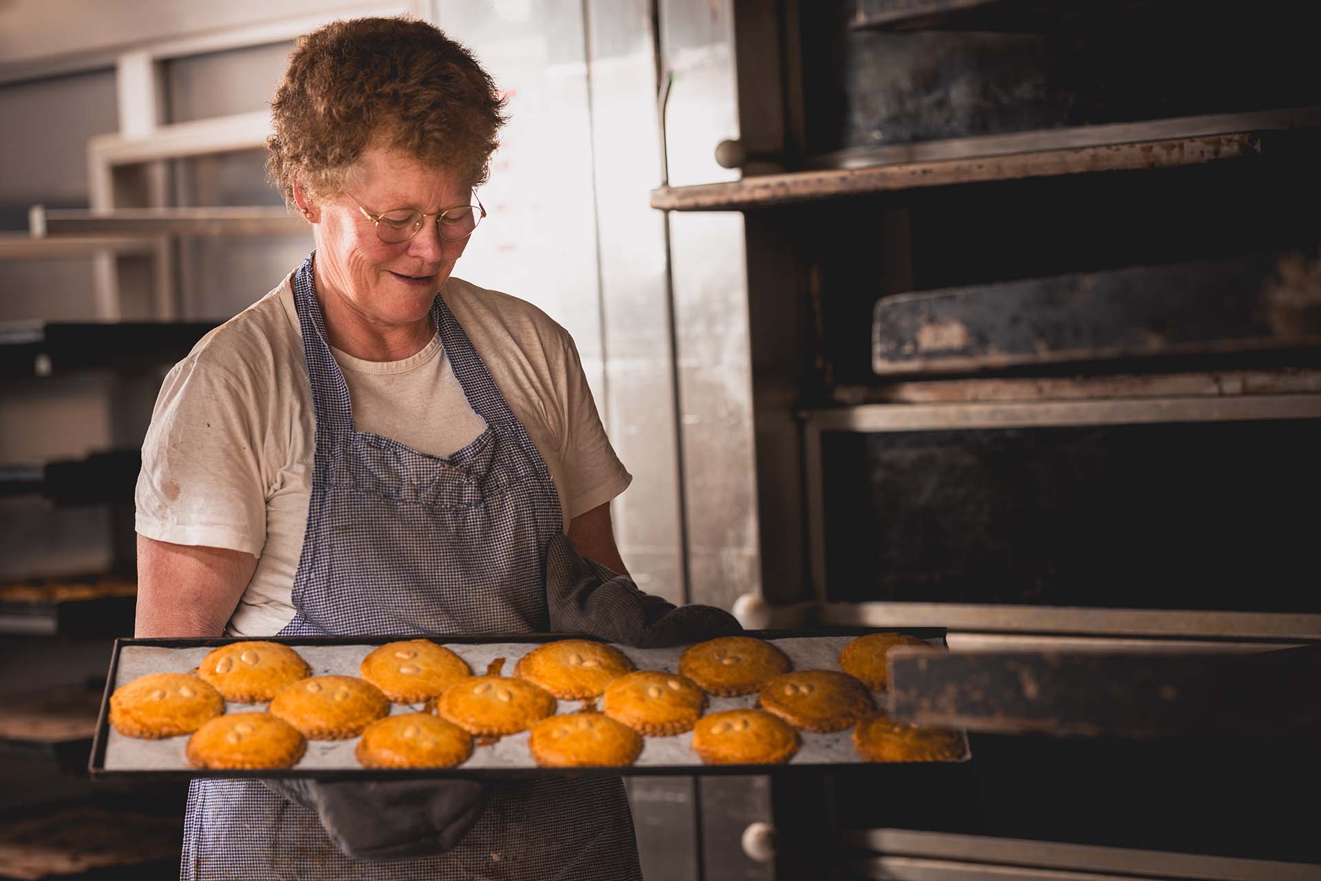 Koekjes die net uit de oven komen bij Bakkerij van der Werf