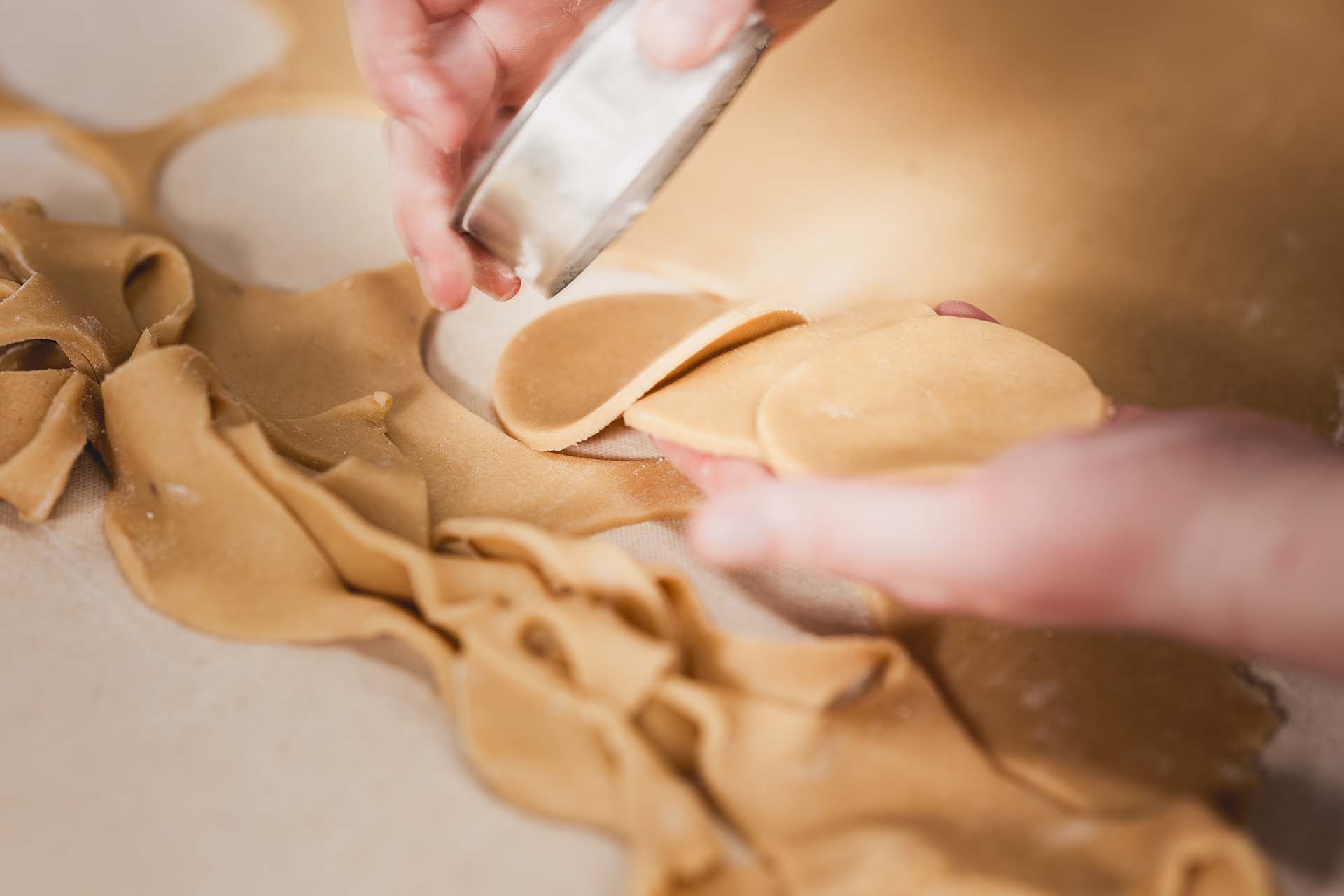 Koekjesvormen worden uit deeg gehaald