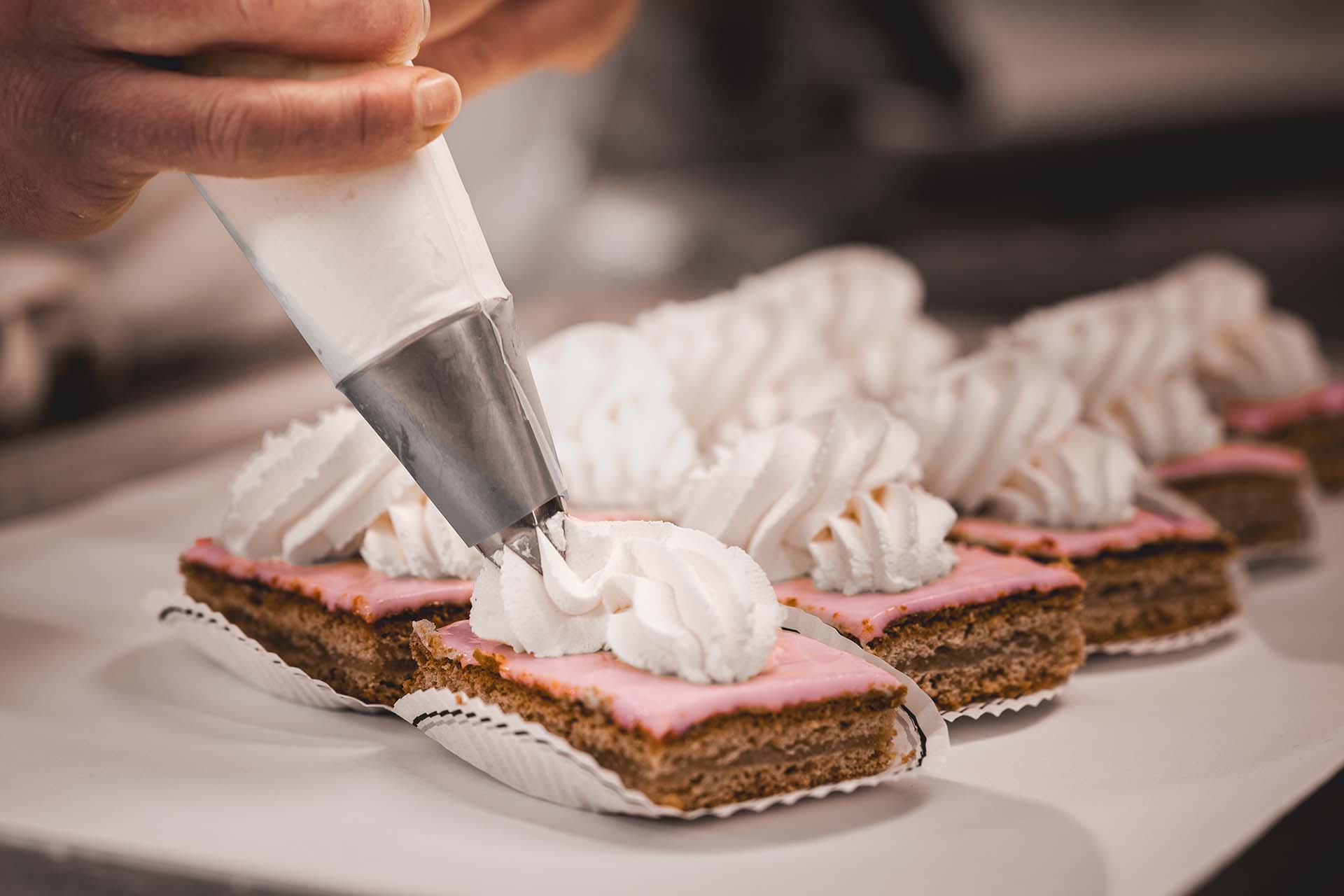 Slagroom spuiten op oranjekoek