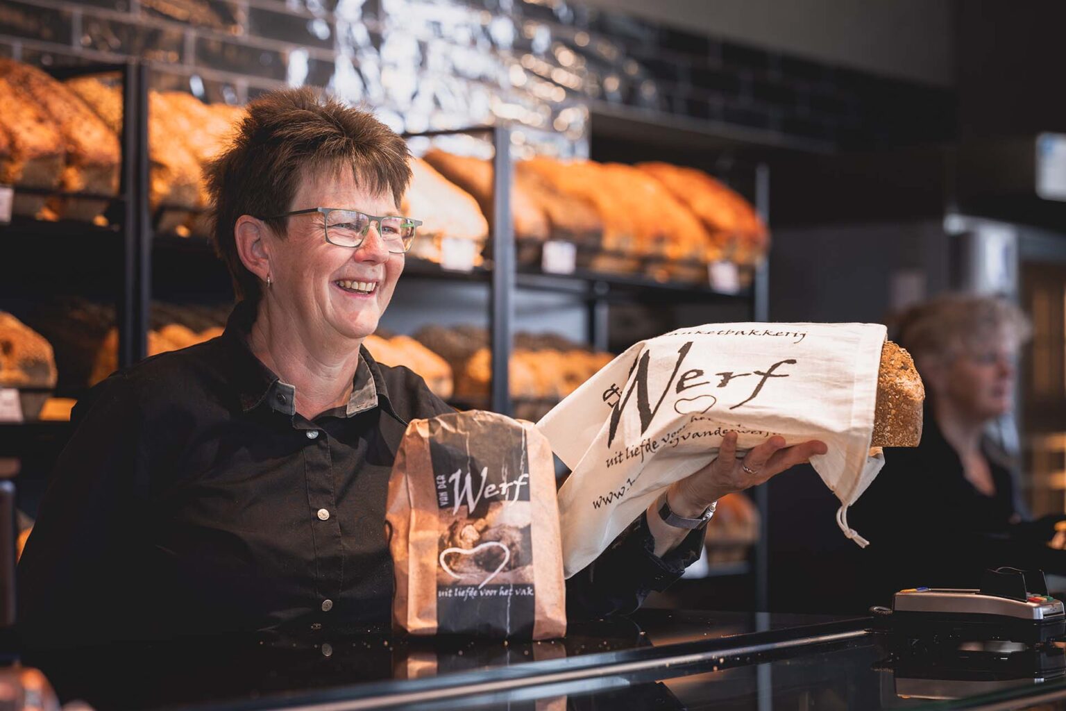 Medewerker helpt een klant in de winkel in Workum