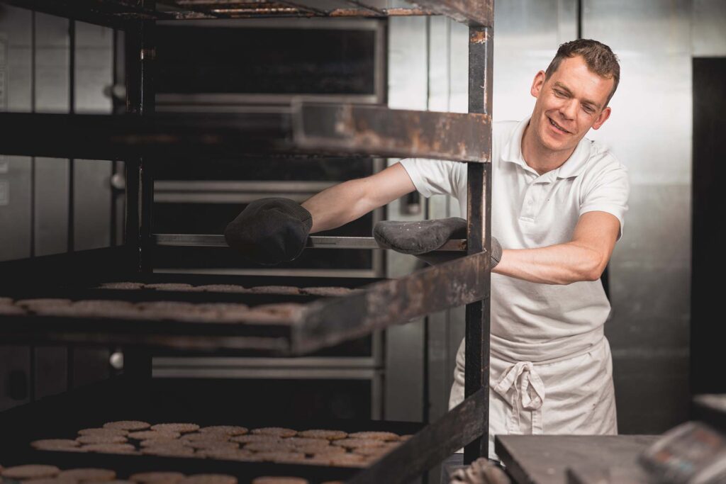 Bakker Ype van der Werf met karren vol koekjes