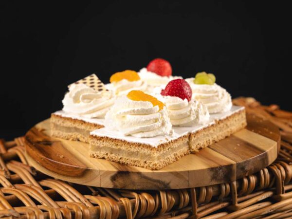 Oranjekoek met slagroom